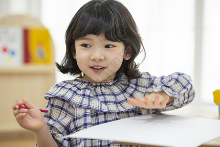 认真学习的幼儿园小朋友图片