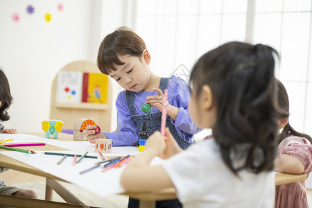 认真学习的幼儿园小朋友图片