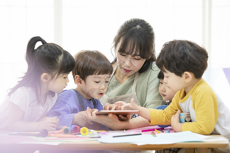 认真学习的幼儿园小朋友图片