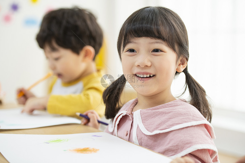 认真学习的幼儿园小朋友图片