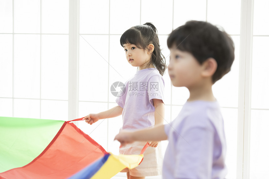 托儿班里认真学习开心的小朋友图片