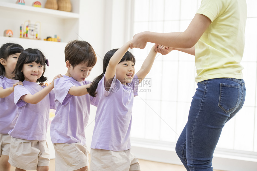 托儿班里认真学习开心的小朋友图片