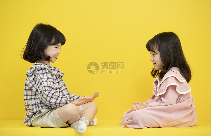 活泼可爱的幼儿园小女孩图片