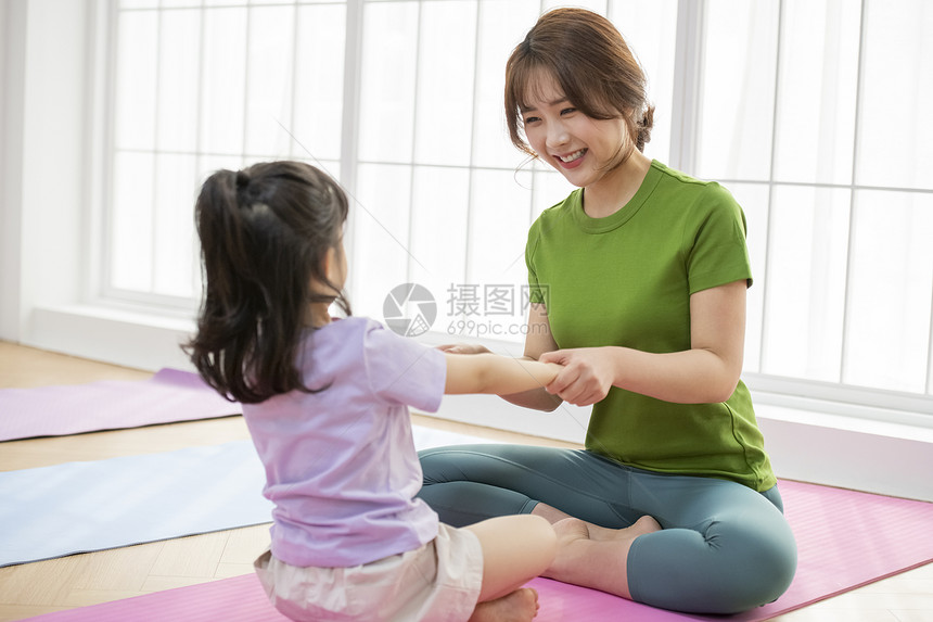 女老师教小朋友练瑜伽舒展身体图片