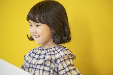 可爱的幼儿园小女孩背景图片