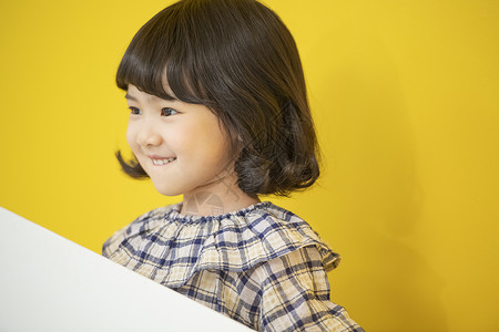 活泼可爱的幼儿园小女孩背景图片