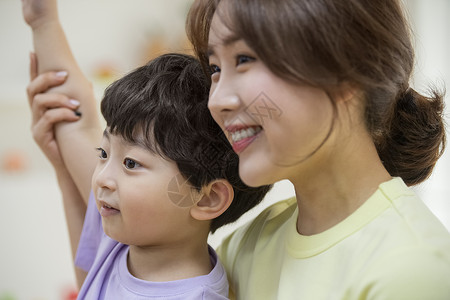 年轻女老师照顾幼儿园小朋友背景图片