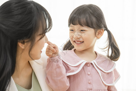 可爱的小女孩和妈妈互动图片