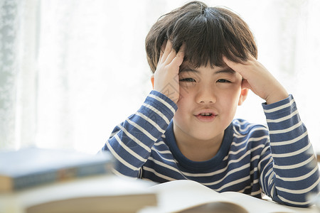 头疼苦恼的小男孩图片