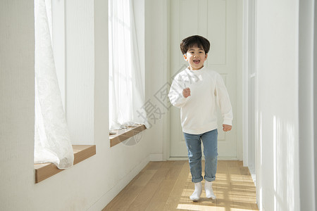 走廊里奔跑的小男孩图片