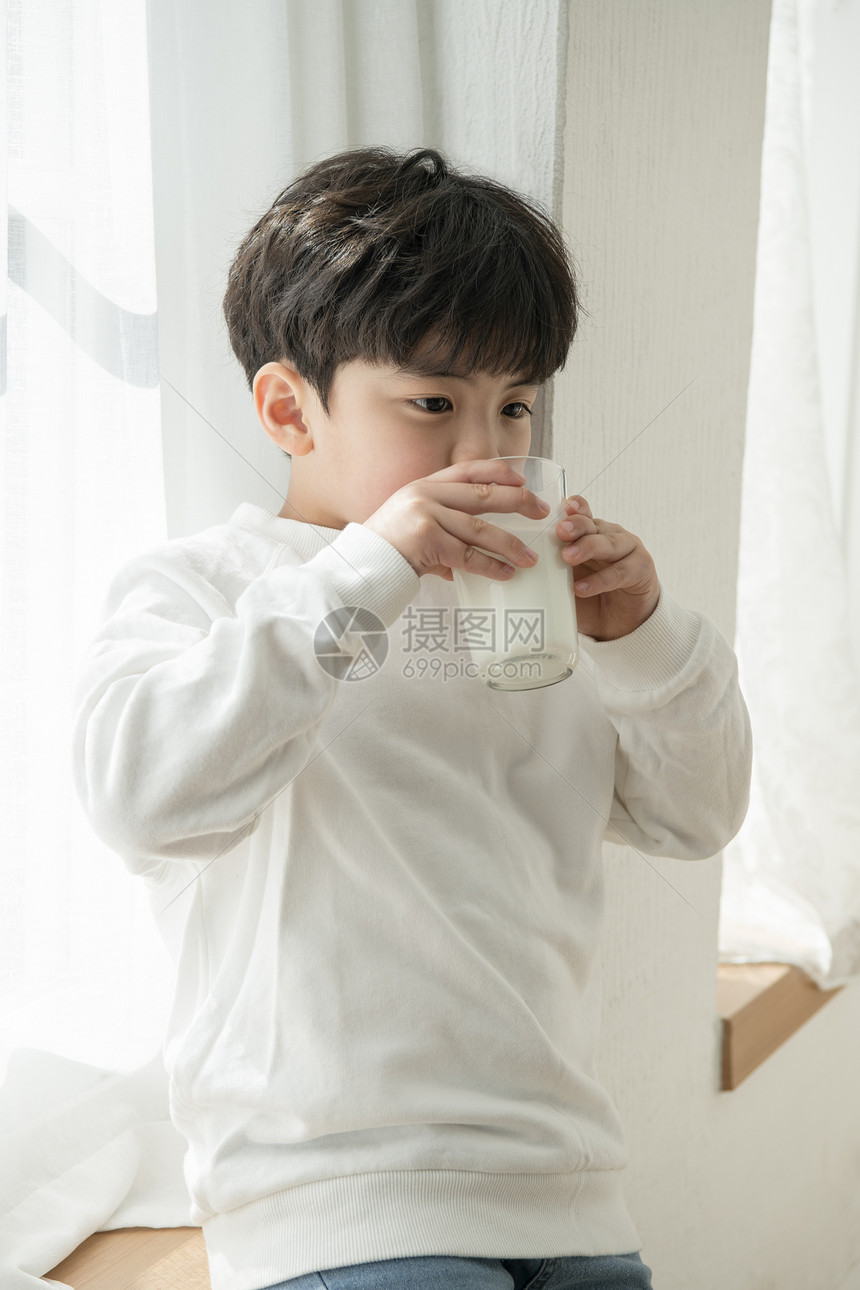 小男孩喝牛奶图片