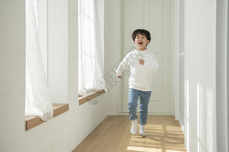 走廊里奔跑的小男孩图片