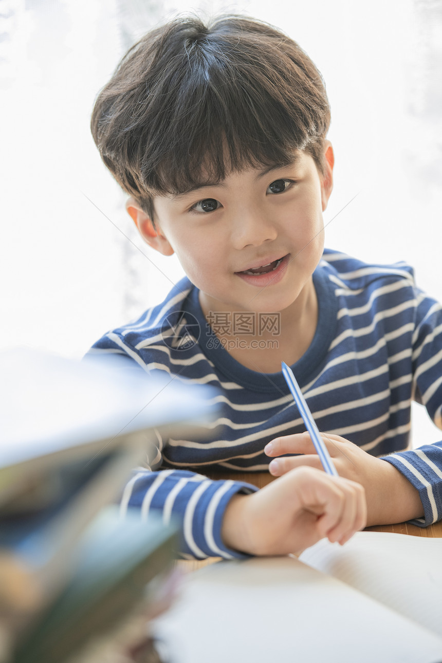 认真上课的小男孩图片