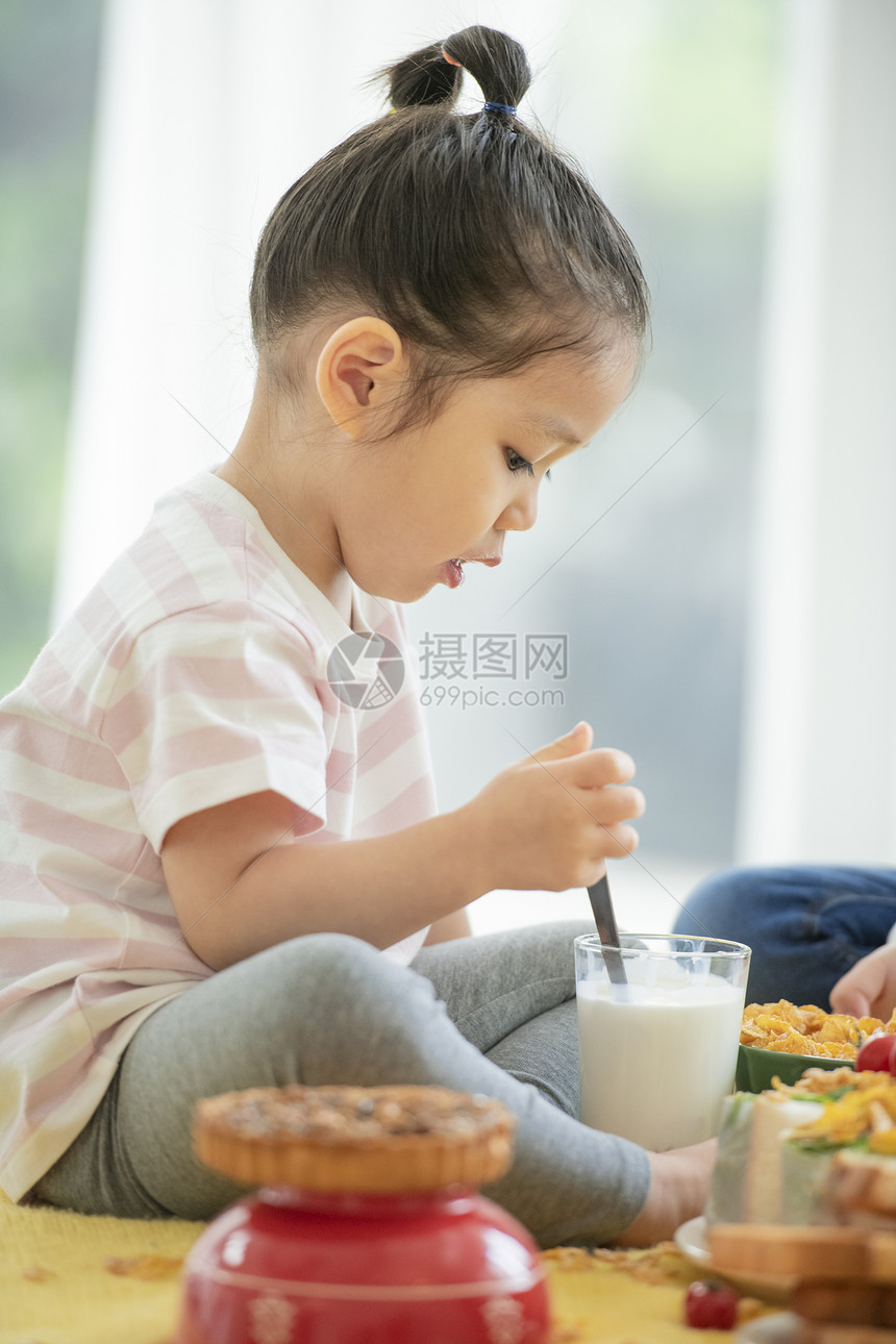 喝酸奶的小女孩图片