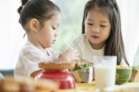 用餐吃饭的小女孩图片