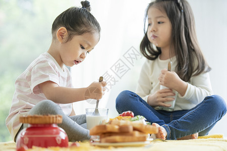 小女孩坐在餐桌上用餐图片