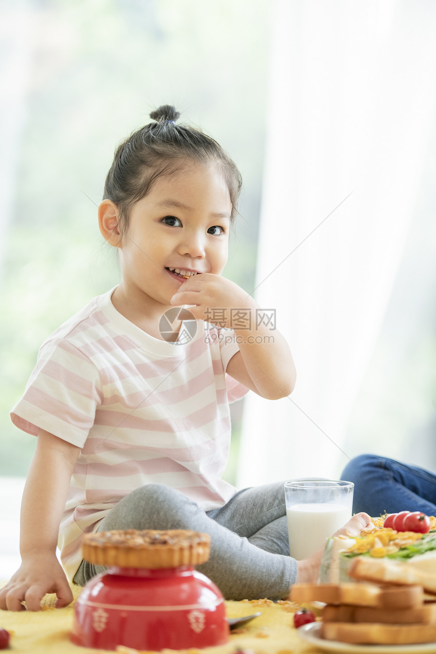 坐在餐桌上可爱的小女孩图片