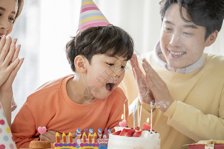 庆祝生日的一家三口图片