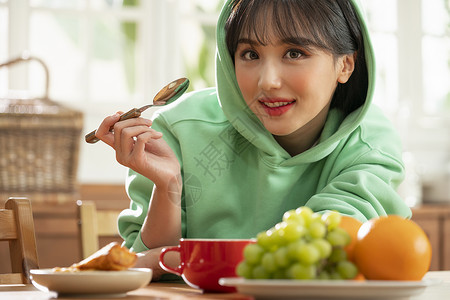 居家厨房用餐的年轻女子图片