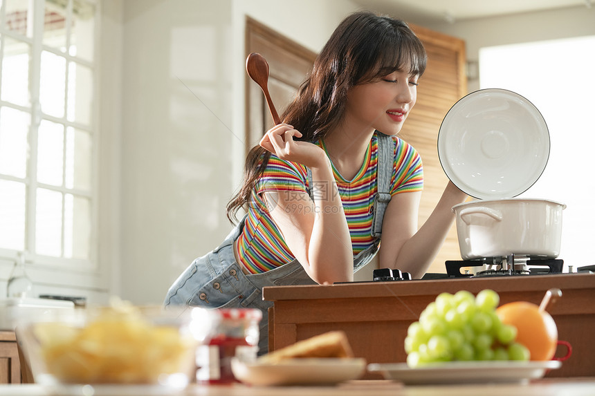 年轻女子厨房制作料理图片