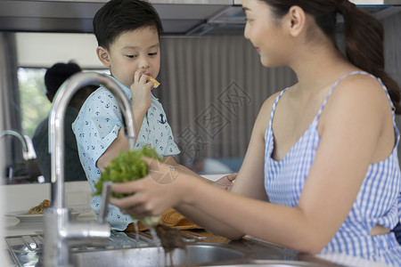 陪着妈妈洗菜的小男孩图片