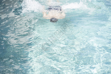 泳池里游泳的青年男子图片