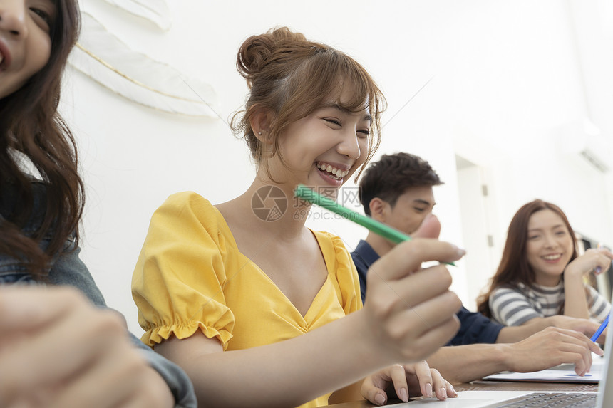 课堂上学习的年轻女子图片