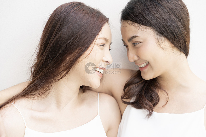 两个女人的护肤美容肖像图片