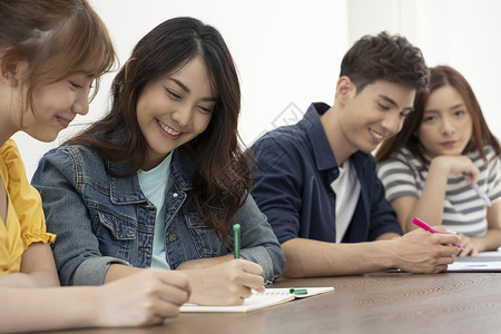 校园里活力青春的大学生图片