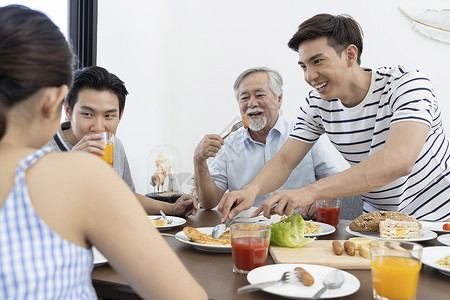 一家人聚餐围着桌子吃饭图片