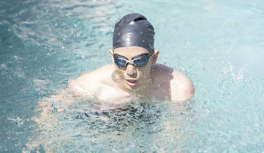 游泳健身的年轻人图片