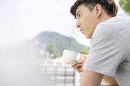 户外喝咖啡休息的男性图片