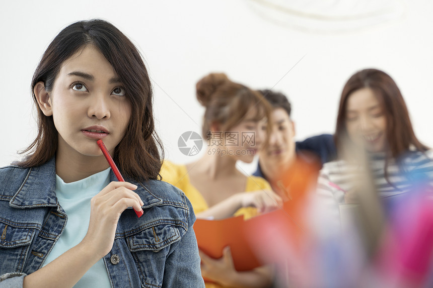 大学生男女校园生活的形象图片