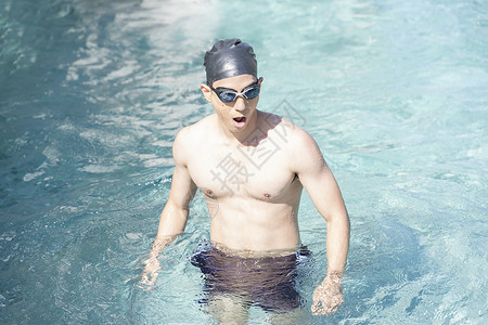 游泳池里游泳的男子图片