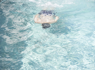 男性泳池游泳图片