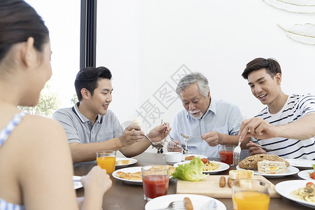 一家人围着桌子用餐图片