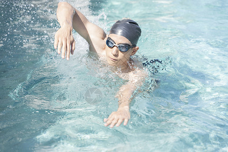 泳池里游泳的成年男子图片