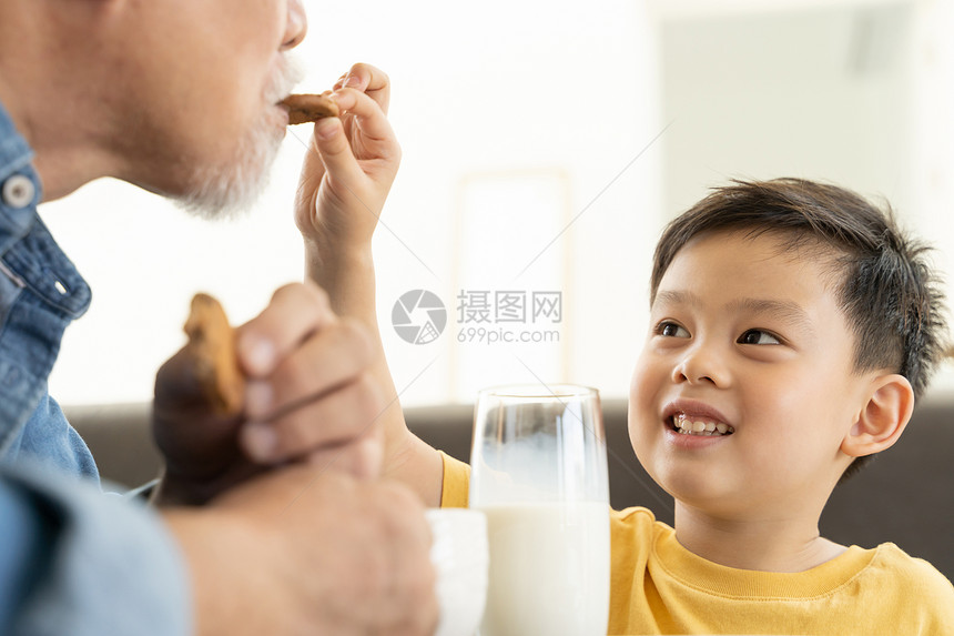 孙子拿着饼干喂祖父图片