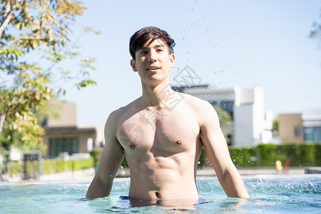 泳池里的阳光帅气的青年男子图片