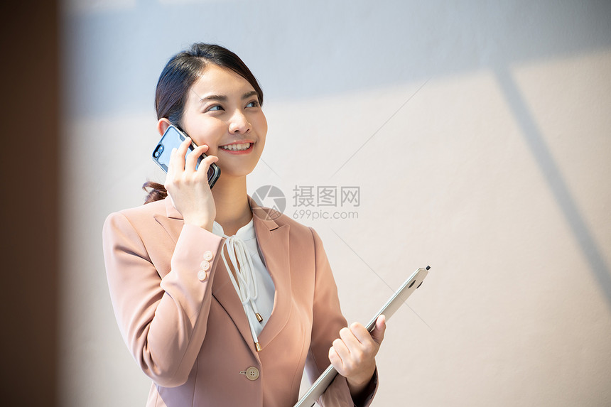 接听电话沟通的商务女性图片