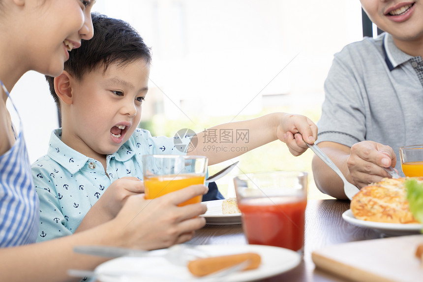 拿着叉子用餐的小男孩图片