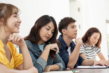 校园课堂上课的大学生图片