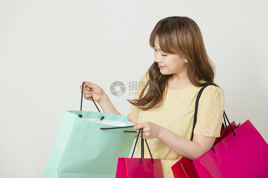 女性购物图片