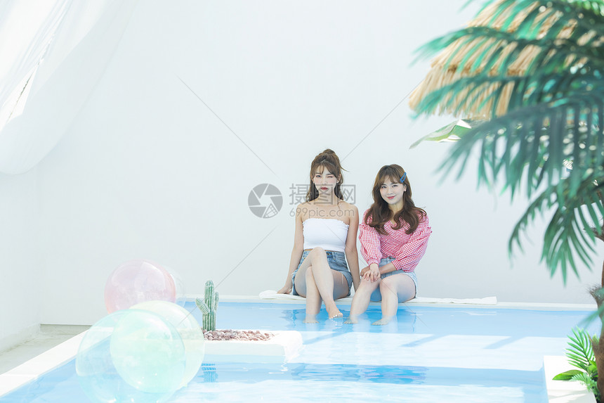 两个女人享受海边度假图片