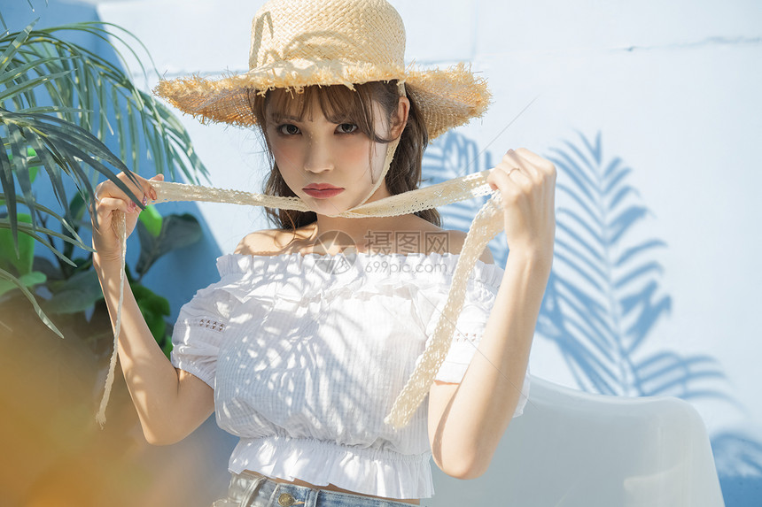 夏日泳池度假美女图片