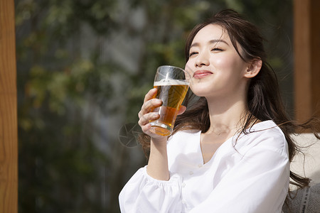 户外喝啤酒青年女子图片
