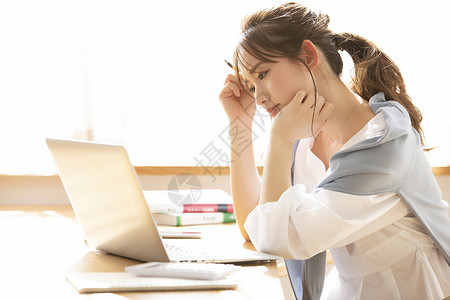 居家办公苦恼的年轻女子图片