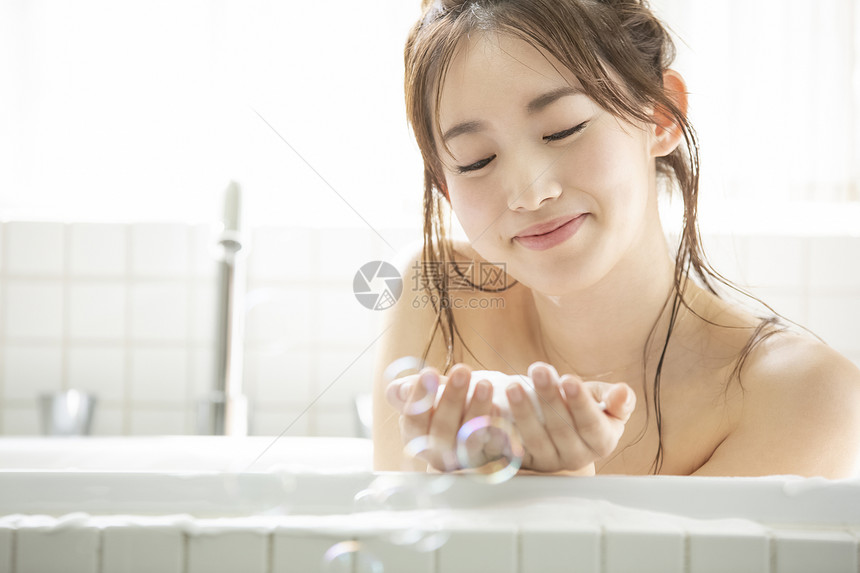 年轻女孩沐浴图片