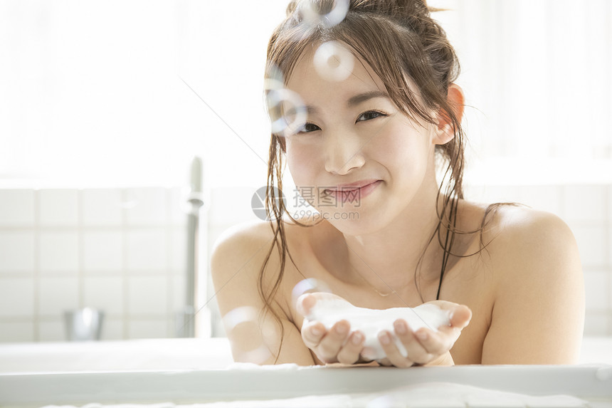 年轻女孩沐浴图片