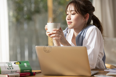 资格考试居家办公喝咖啡的年轻女子背景